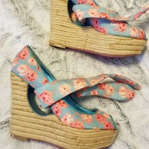 Betsey Johnson floral blue pink wedge heels 9.5